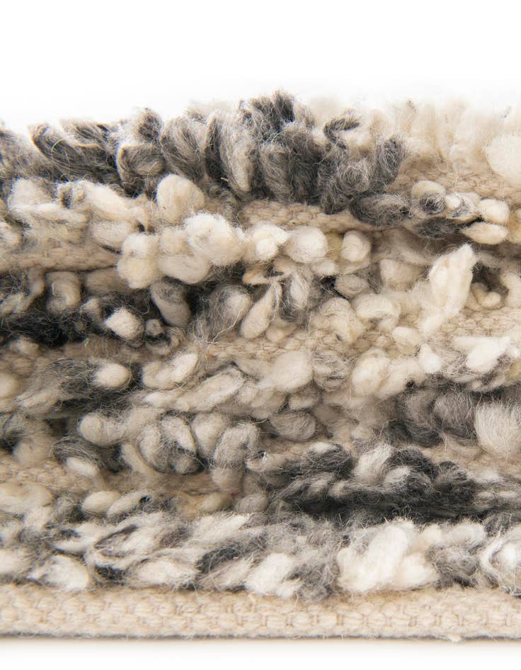 Detail image of 3' 1 x 3' 1  Hand Woven Haka Deluxe Shag Round Rug