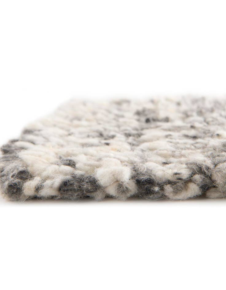 Detail image of 2' x 4' 1 Hand Woven Haka Deluxe Shag Runner Rug