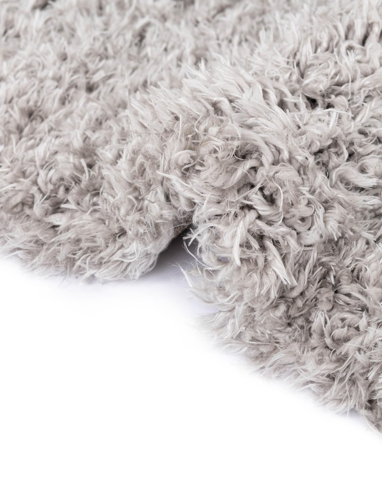 5' 3 x 8' Marilyn Monroe™ Shag Oval Rug