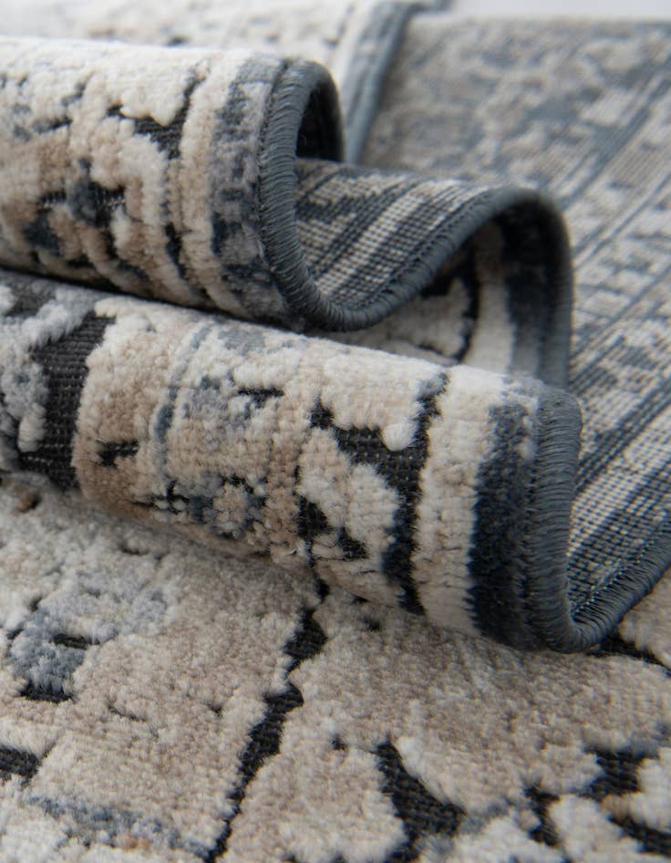Detail image of 7' 10 x 7' 10 Villa Round Rug