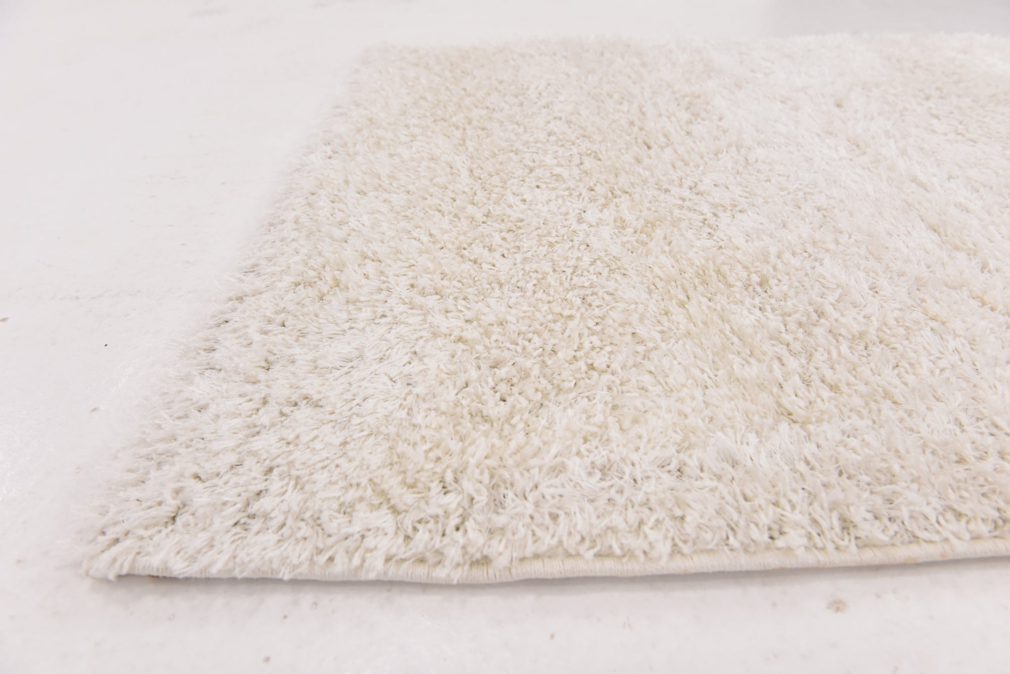 2' 8 x 4' 10 Luxe Solid Shag Rug