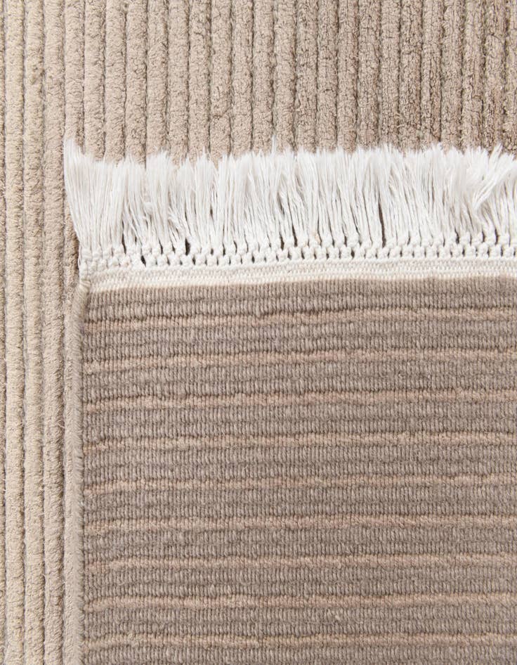 Detail image of 6' 6 x 9' 10  Hand Knotted Darya Wool Rug