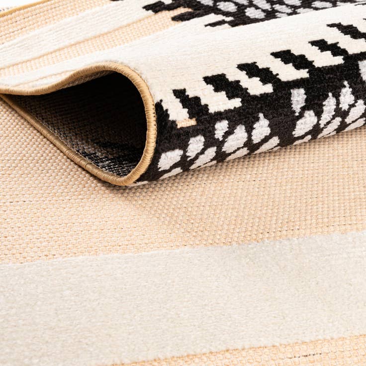 Detail image of 5' 3 x 7' 7 Easy-Clean Indoor / Outdoor Rug