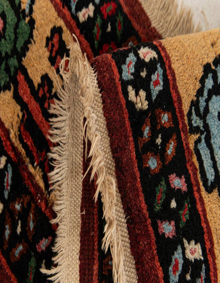 Detail image of 1' x 3' 1 Hand Knotted Hamedan Wool Square Rug