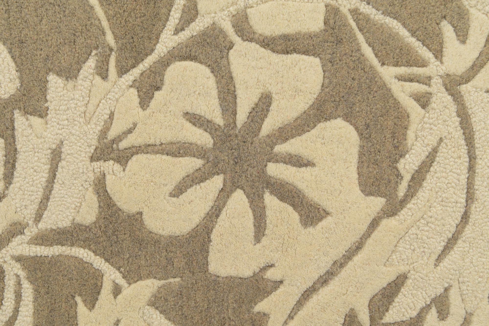 5' x 7' 5 Agra Wool Rug