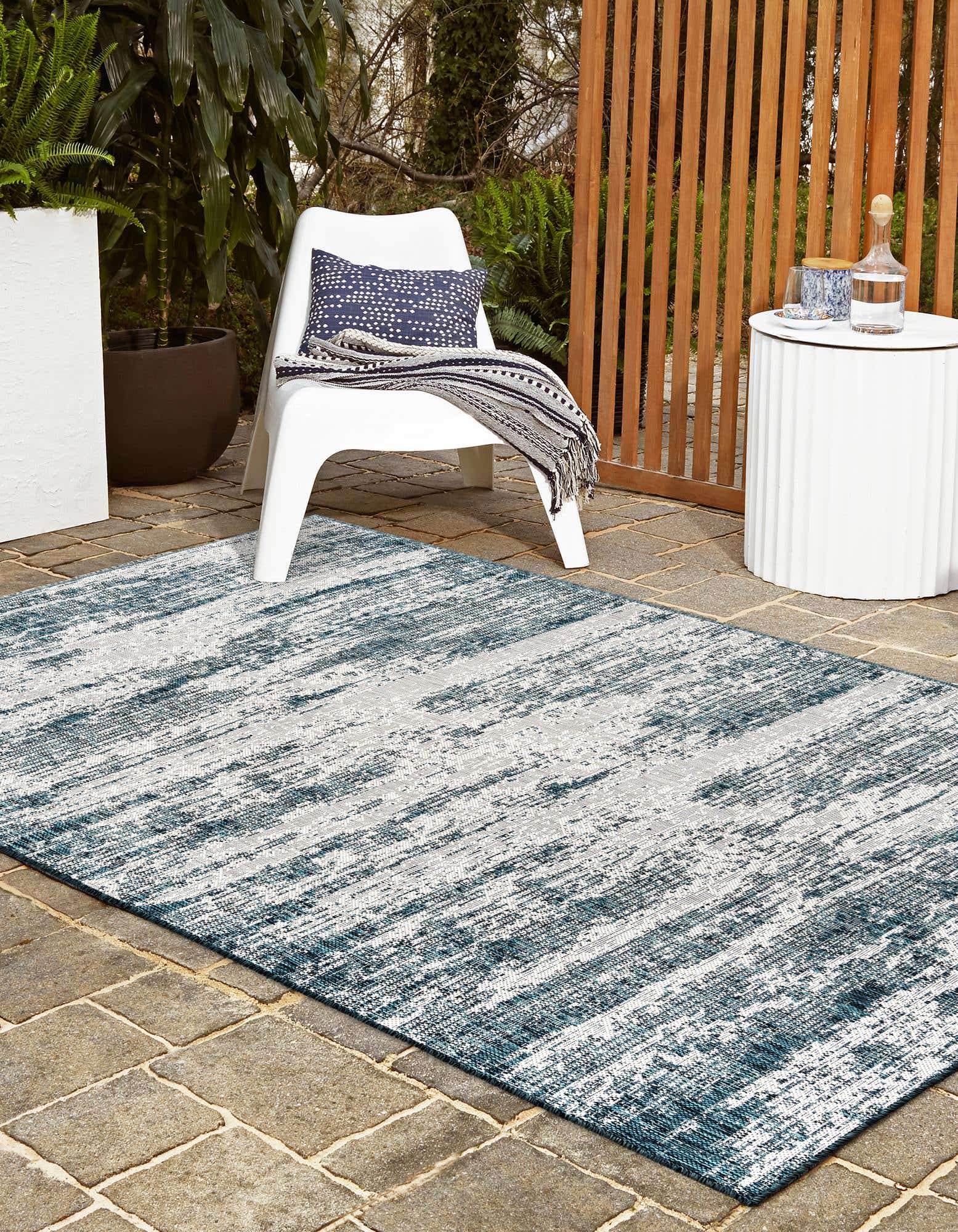 Teal 2' 2 x 3' Outdoor Modern Indoor / Outdoor Rug