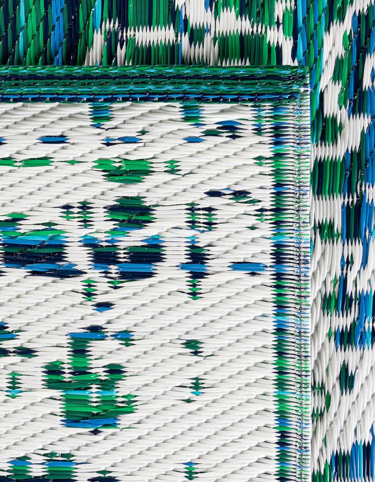 Detail image of 4' x 6' Easy-Clean Vista Breeze Indoor / Outdoor Rug