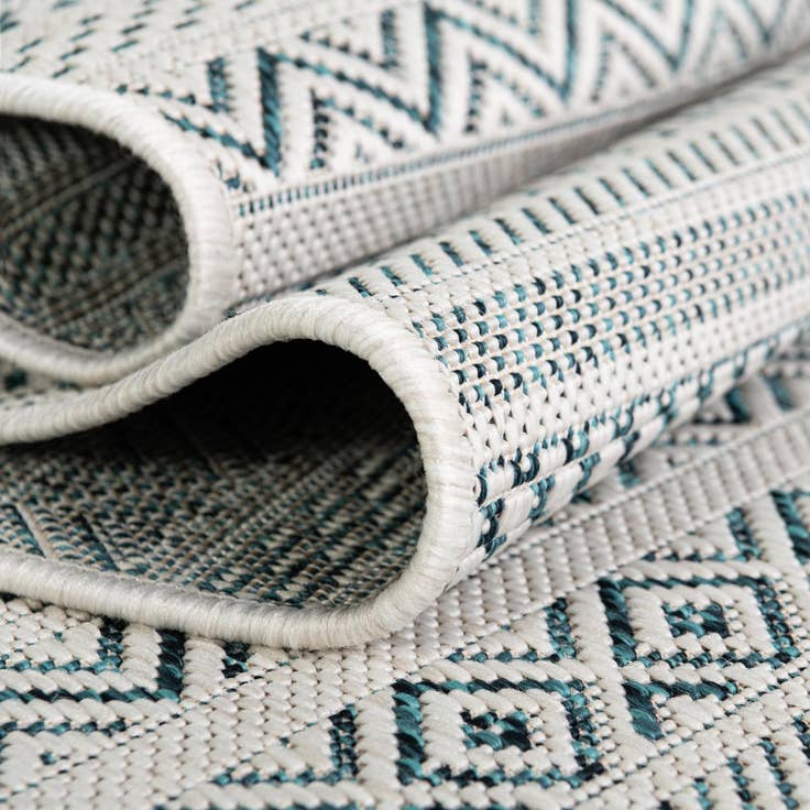 Detail image of 7' 10 x 7' 10 Easy-Clean Ribbon Indoor / Outdoor Octagon Rug