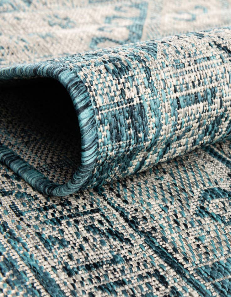 Detail image of 7' 10 x 10' Easy-Clean Aztec Indoor / Outdoor Oval Rug