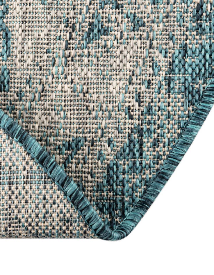 Detail image of 7' 10 x 10' Easy-Clean Aztec Indoor / Outdoor Oval Rug