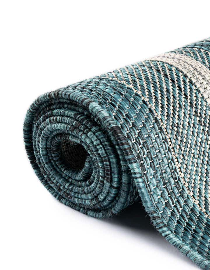 7' 10 x 10' Easy-Clean Border Indoor / Outdoor Oval Rug