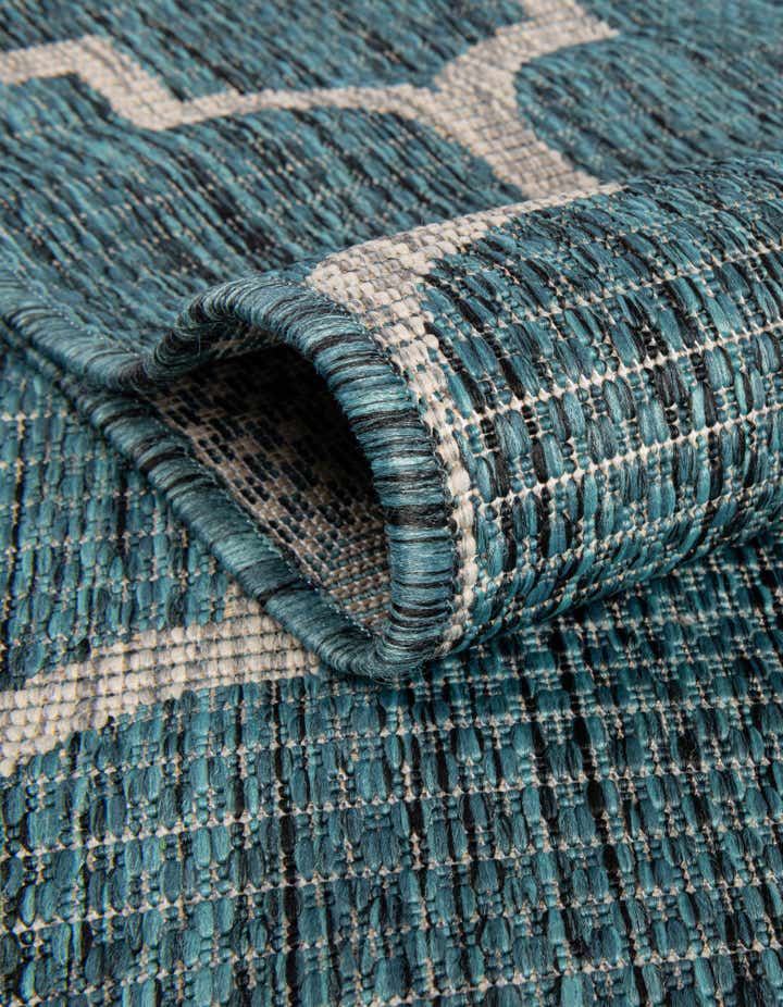 5' 3 x 8' Easy-Clean Lattice Indoor / Outdoor Oval Rug