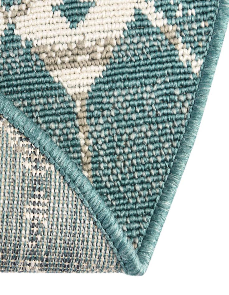 Detail image of 7' 10 x 10' Washable Lattice Indoor / Outdoor Oval Rug