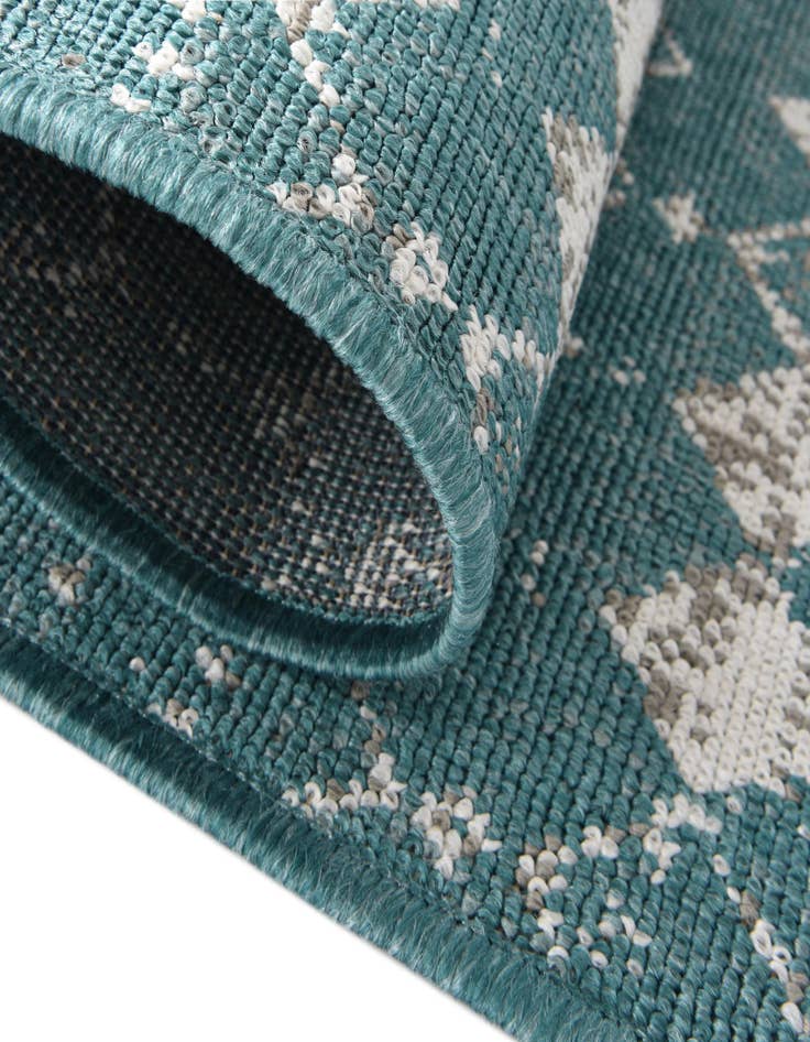 Detail image of 7' 10 x 10' Easy-Clean Trellis Indoor / Outdoor Oval Rug