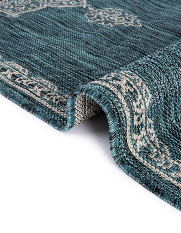 Detail image of 7' x 10'  Washable Traditional Indoor / Outdoor Rug