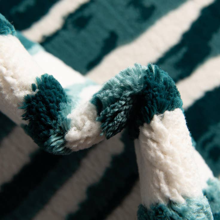 Detail image of 7' 10 x 10' Vince Camuto Rug