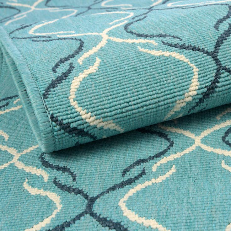 Detail image of 7' x 7' Easy-Clean Lattice Indoor / Outdoor Round Rug