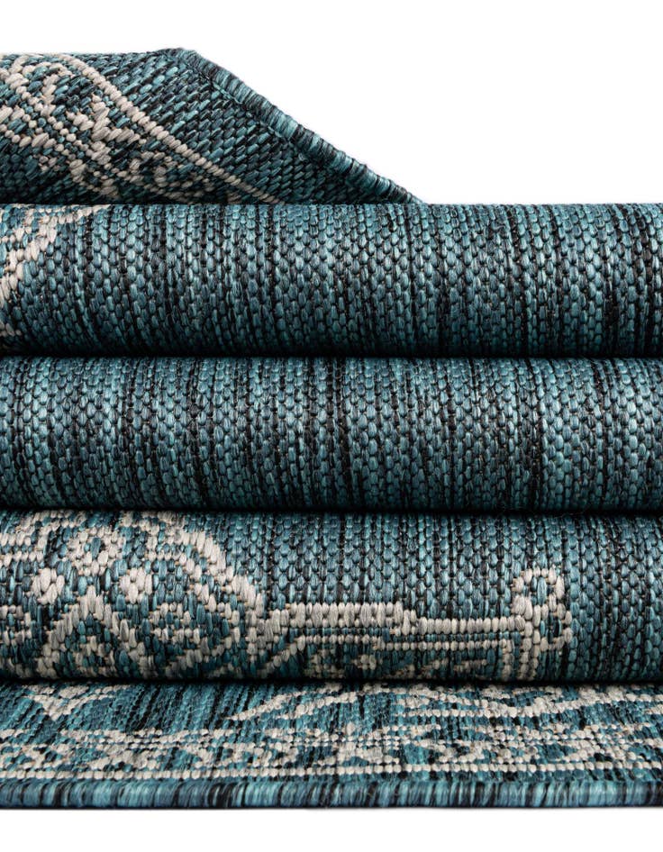 Detail image of 5' 3 x 5' 3  Washable Traditional Indoor / Outdoor Round Rug