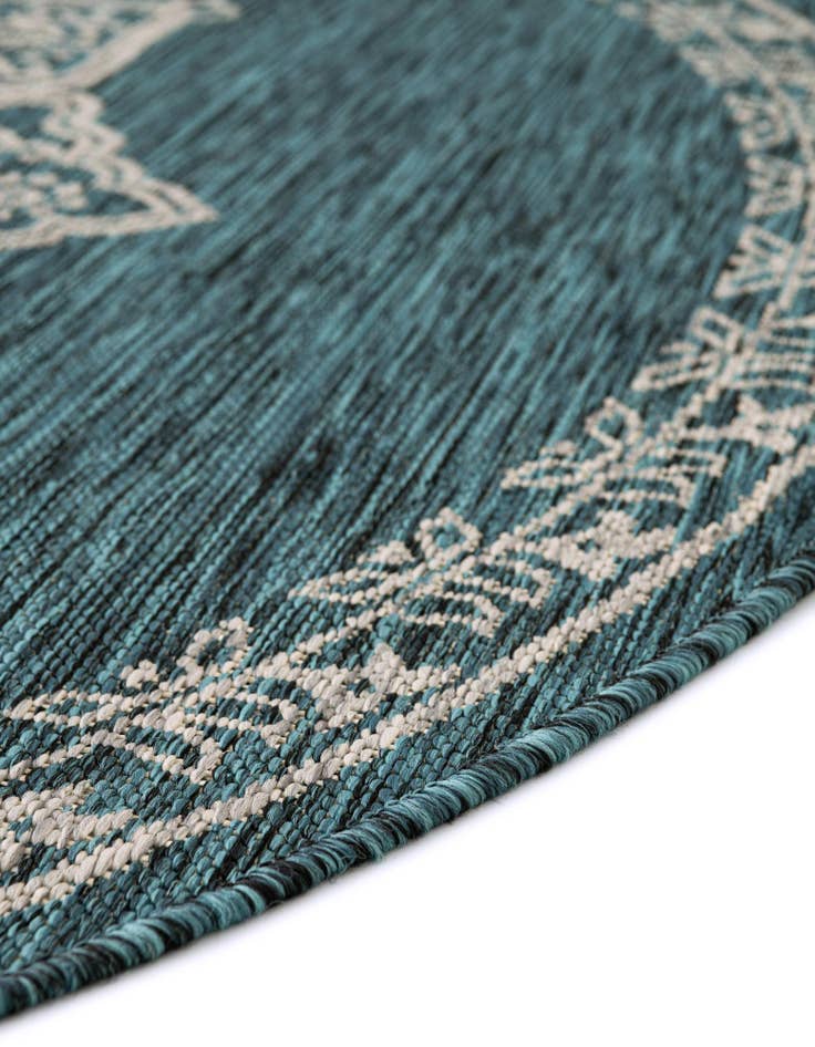 Detail image of 5' 3 x 5' 3  Washable Traditional Indoor / Outdoor Round Rug