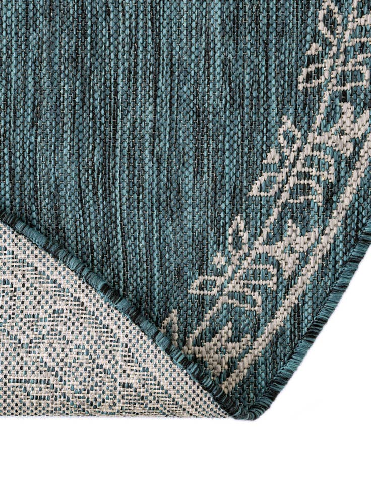 Detail image of 5' 3 x 5' 3  Washable Traditional Indoor / Outdoor Round Rug