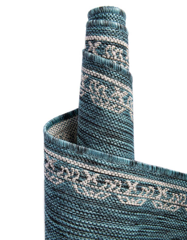 Detail image of 5' 3 x 5' 3  Washable Traditional Indoor / Outdoor Round Rug