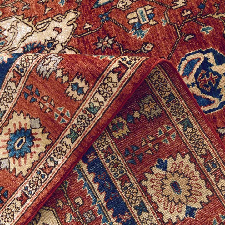 5' 7 x 8' Hand Knotted Heriz Rug