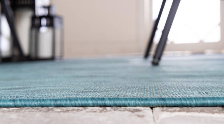 Detail image of 4' 2 x 6' Easy-Clean Solid Indoor / Outdoor Rug