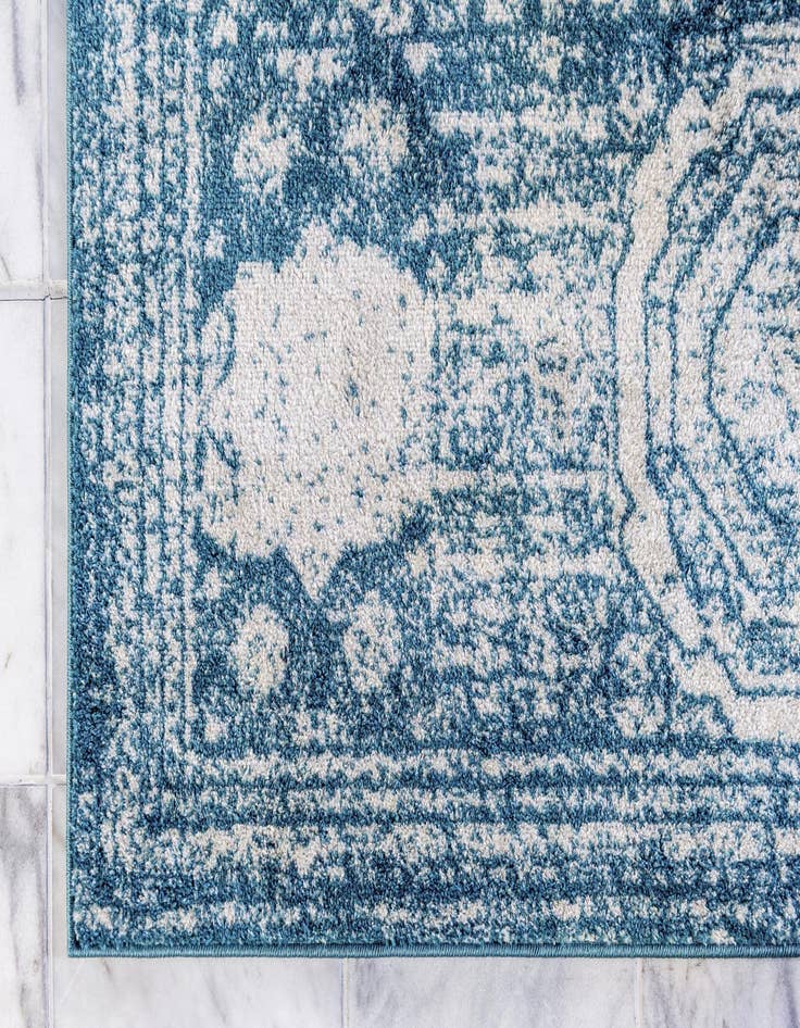 Detail image of 2' x 8' 8 Bexley Runner Rug