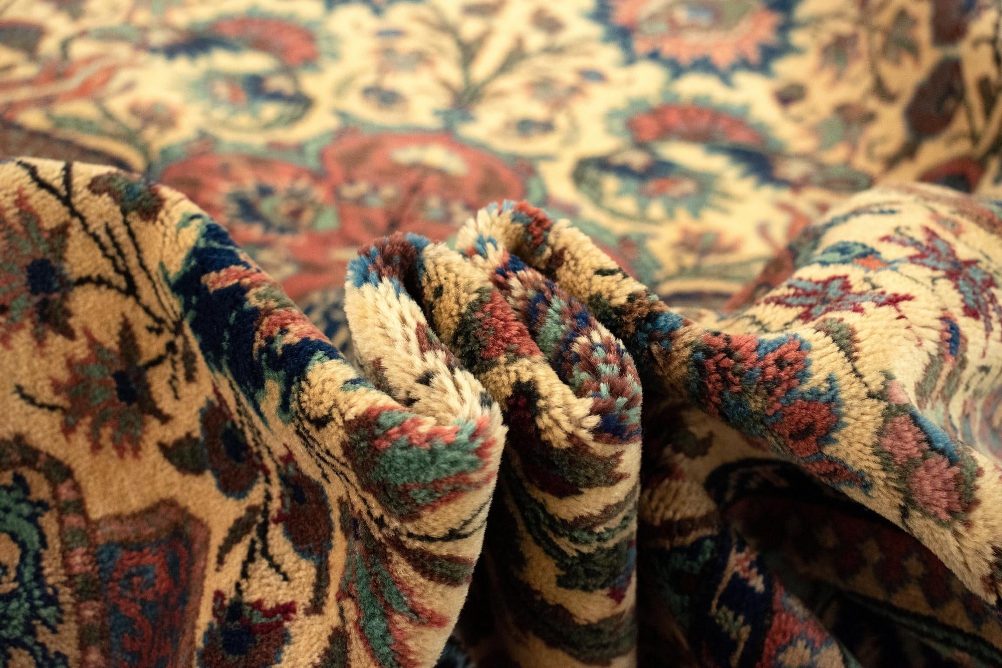 4' 7 x 4' 8 Hand Knotted Kayseri Square Rug