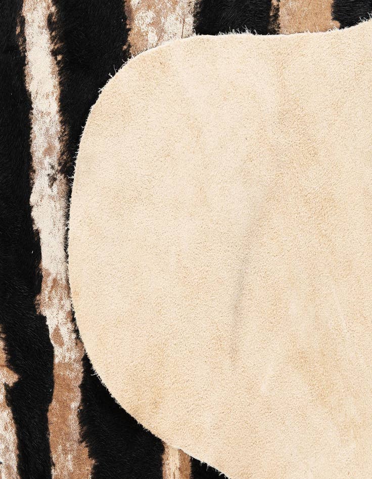 Detail image of 6' 5 x 7' Cowhide Leather Freeform Rug