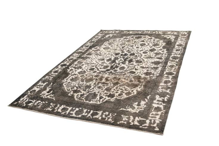 Detail image of 6' 7 x 9' 4 Vintage Rug