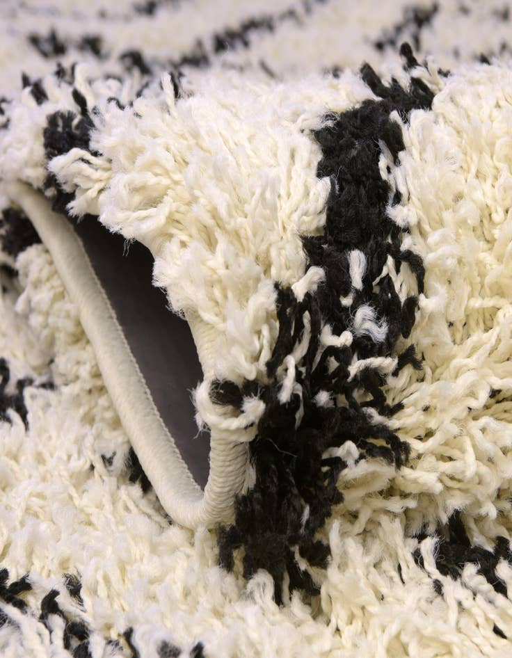 Detail image of 4' x 6' Lattice Shag Oval Rug