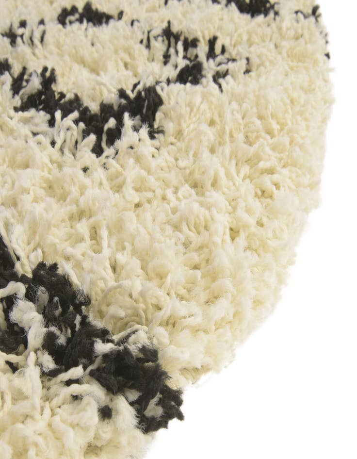 Detail image of 4' x 6' Lattice Shag Oval Rug