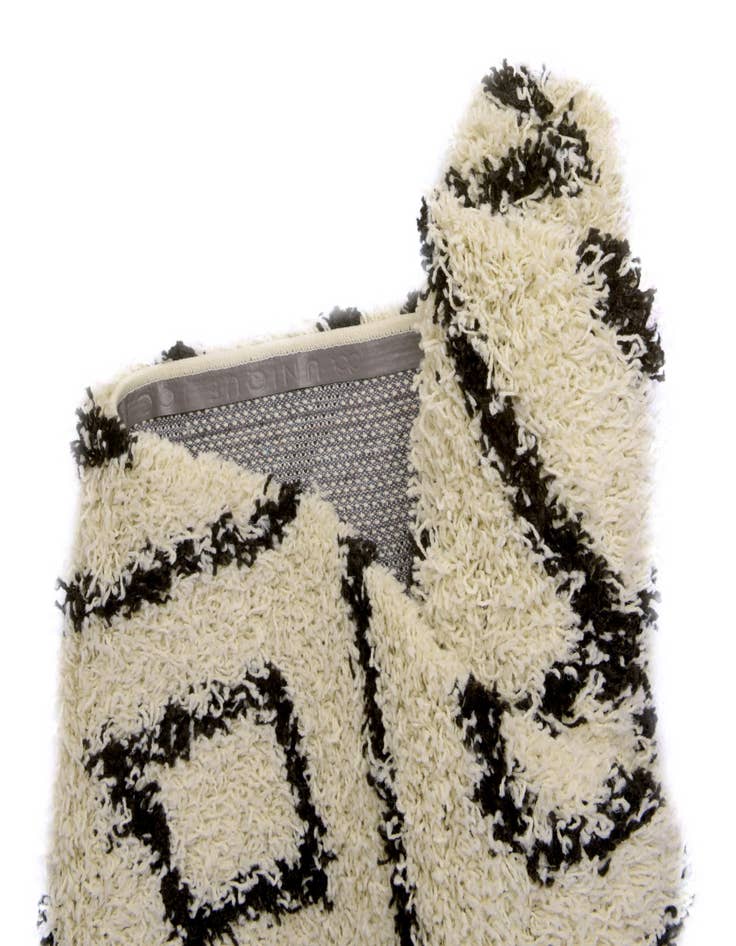 Detail image of 4' x 6' Lattice Shag Oval Rug