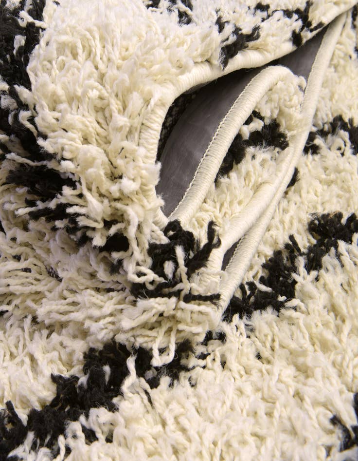 Detail image of 4' x 6' Lattice Shag Oval Rug