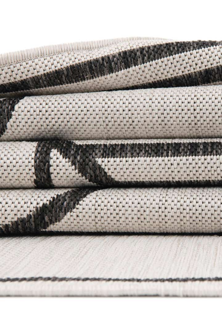 7' 10 x 10' Easy-Clean Modern Indoor / Outdoor Rug