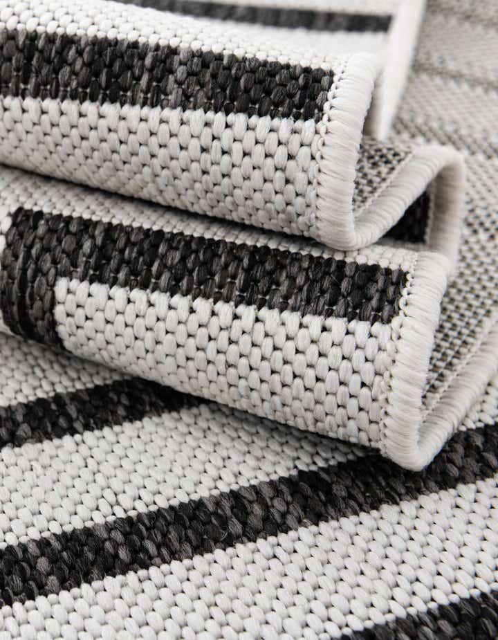 7' x 10' Easy-Clean Modern Indoor / Outdoor Rug