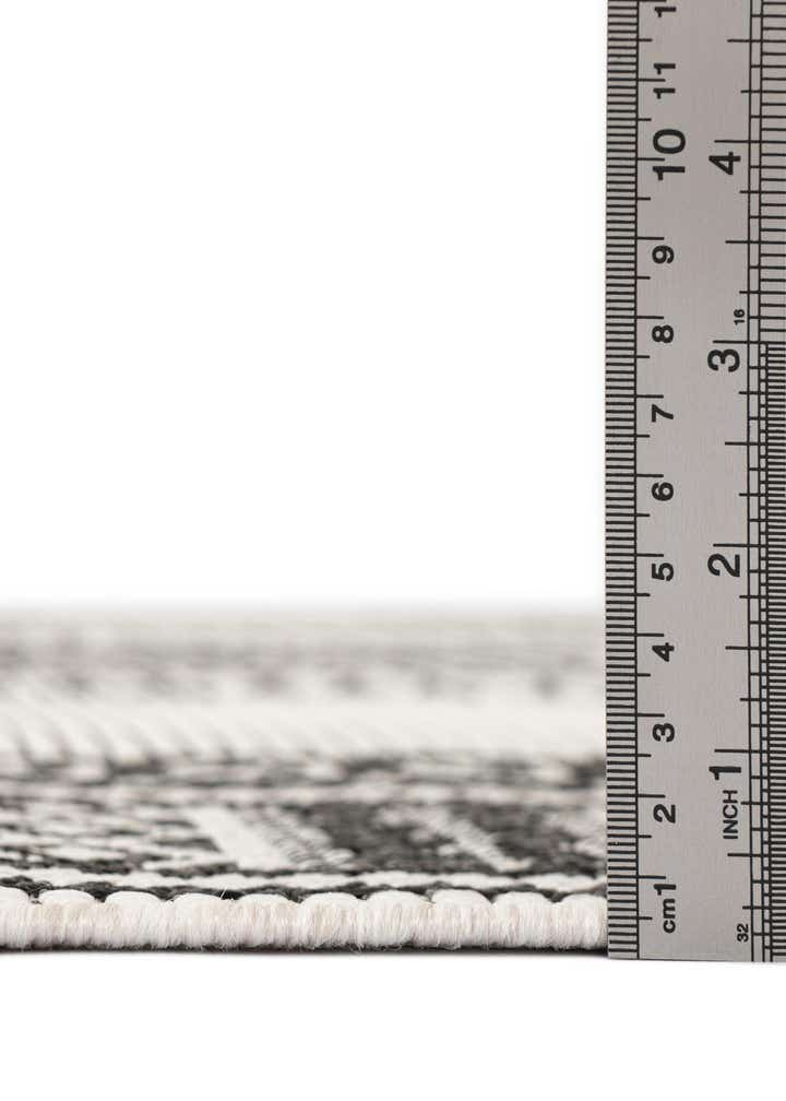 6' x 9' Easy-Clean Traditional Indoor / Outdoor Rug