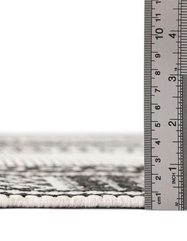 2' x 3' Easy-Clean Traditional Indoor / Outdoor Rug