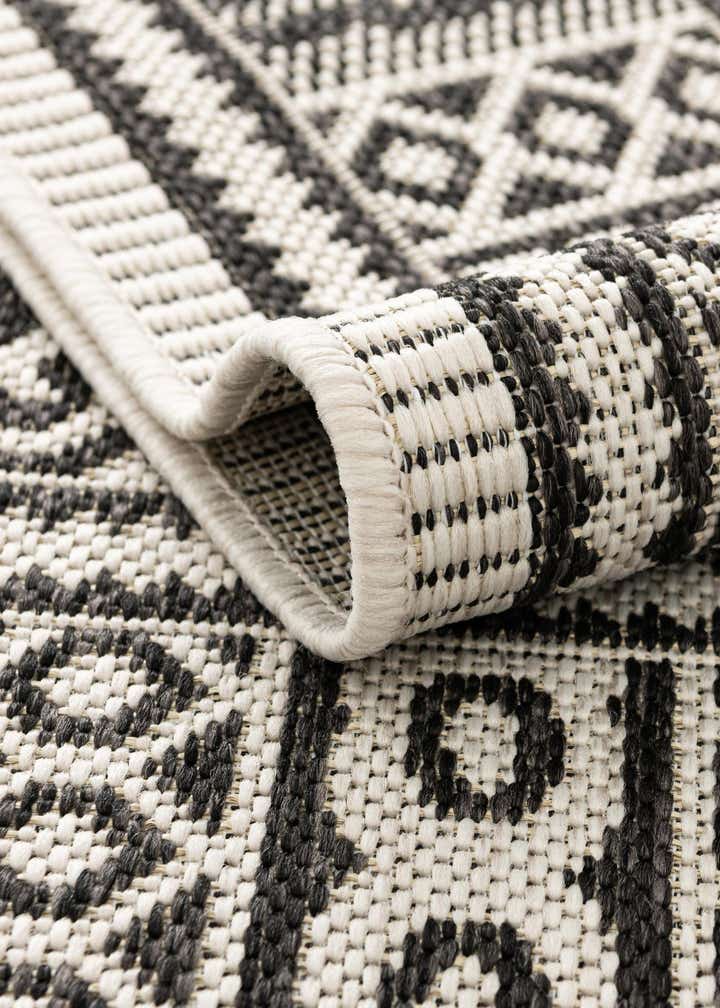 6' x 9' Easy-Clean Traditional Indoor / Outdoor Rug