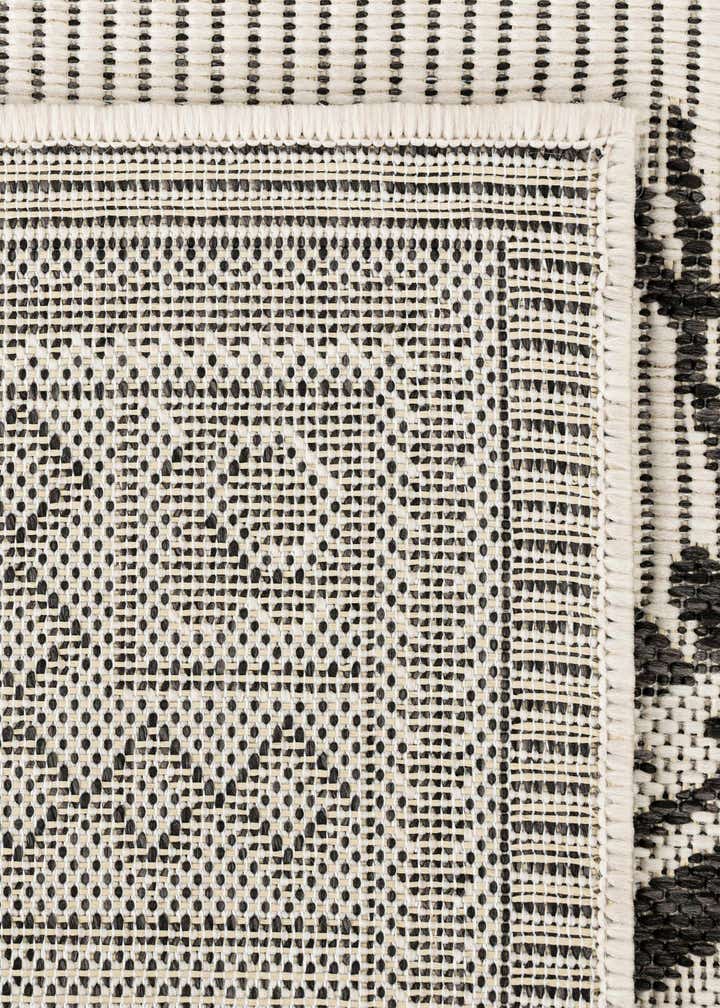 6' x 9' Easy-Clean Traditional Indoor / Outdoor Rug