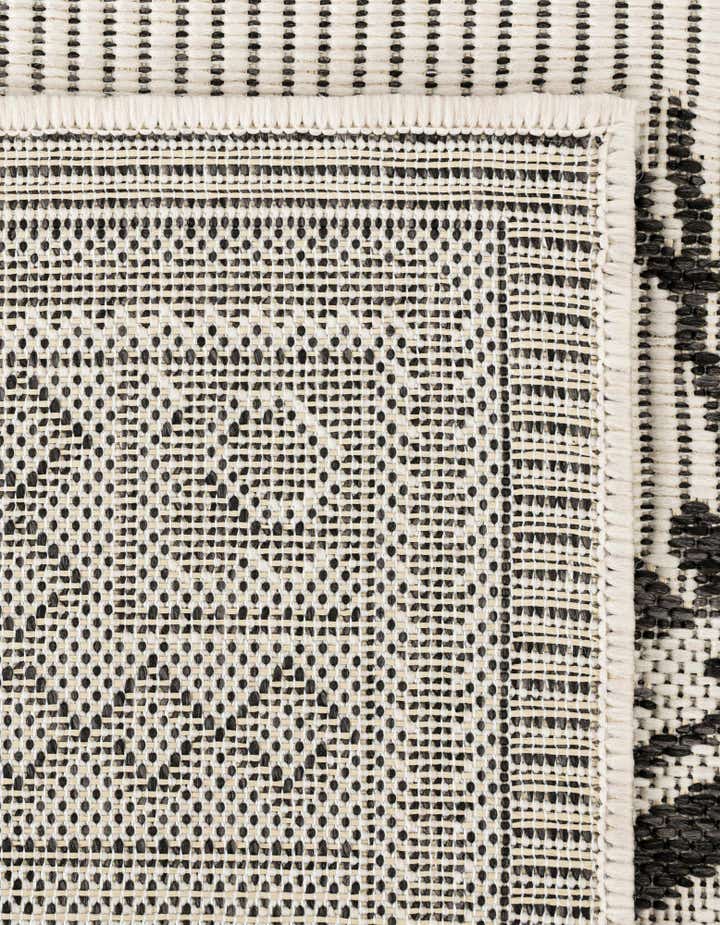 2' x 3' Easy-Clean Traditional Indoor / Outdoor Rug