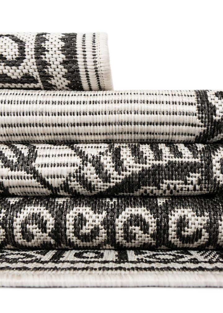 6' x 9' Easy-Clean Traditional Indoor / Outdoor Rug
