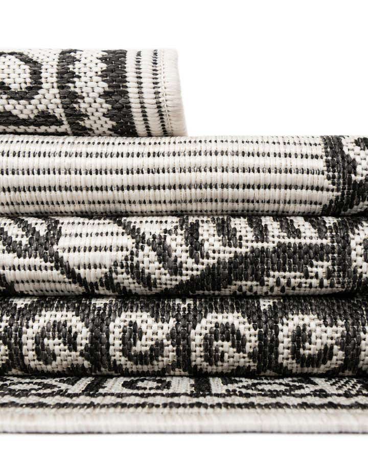 2' x 3' Easy-Clean Traditional Indoor / Outdoor Rug