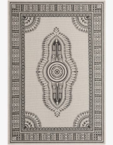 6' x 9' Easy-Clean Traditional Indoor / Outdoor Rug