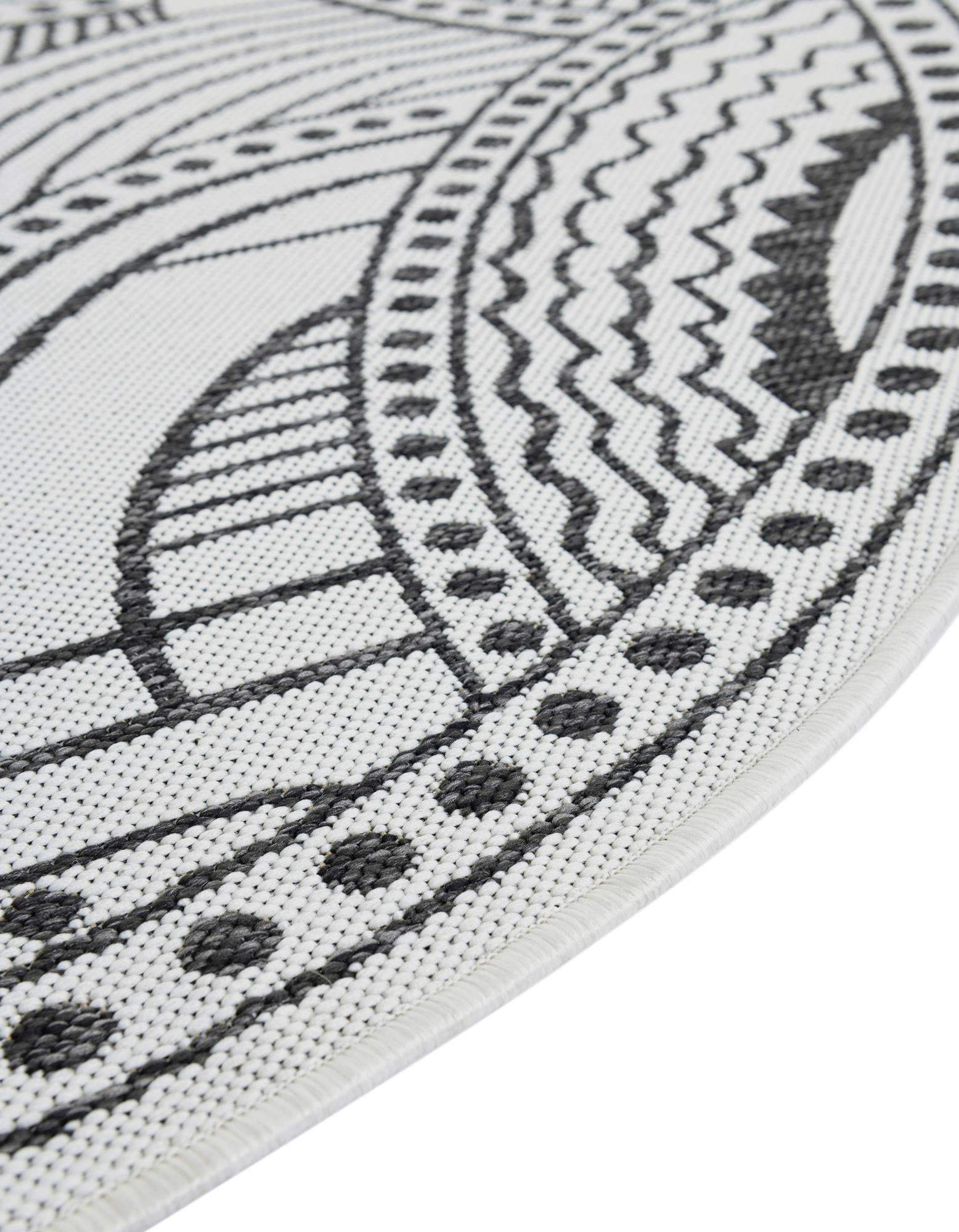 7' 10 x 7' 10 Easy-Clean Traditional Indoor / Outdoor Round Rug