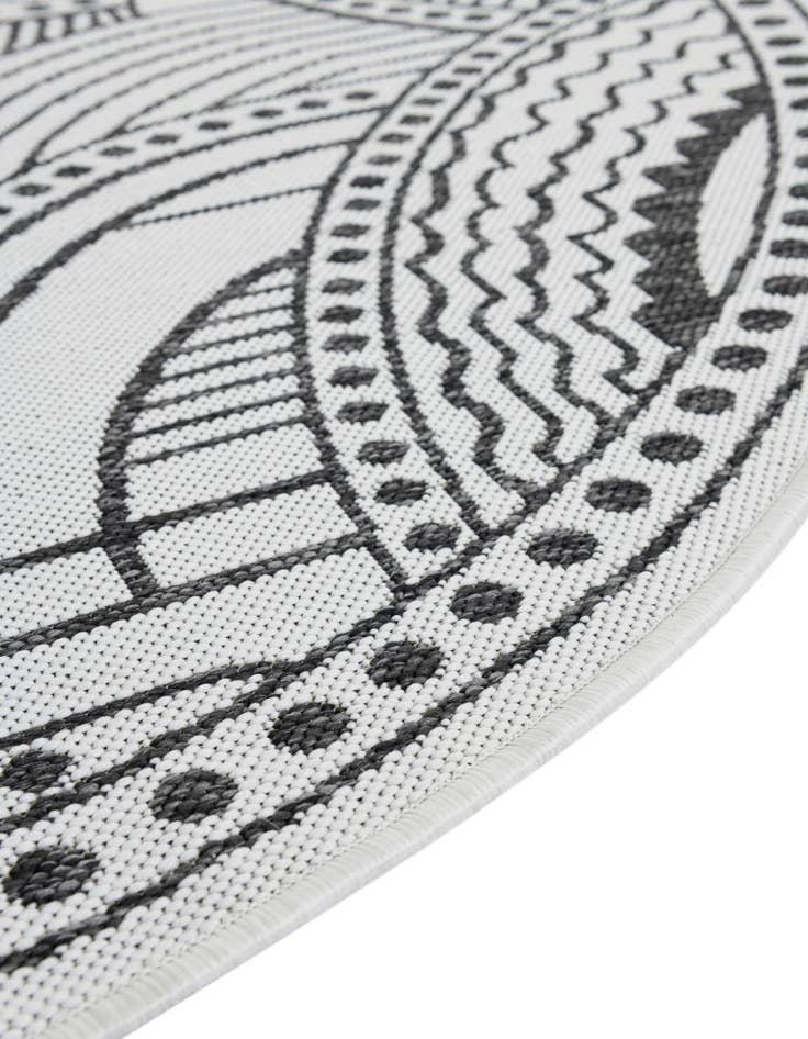 Detail image of 7' 10 x 7' 10 Easy-Clean Traditional Indoor / Outdoor Round Rug