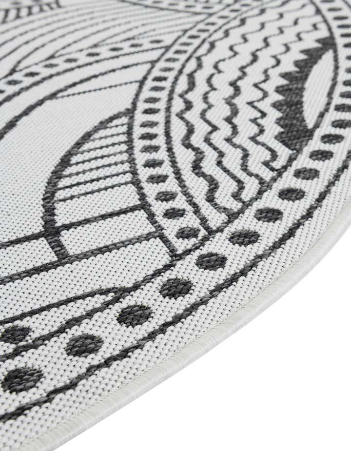 7' 10 x 7' 10 Easy-Clean Traditional Indoor / Outdoor Round Rug