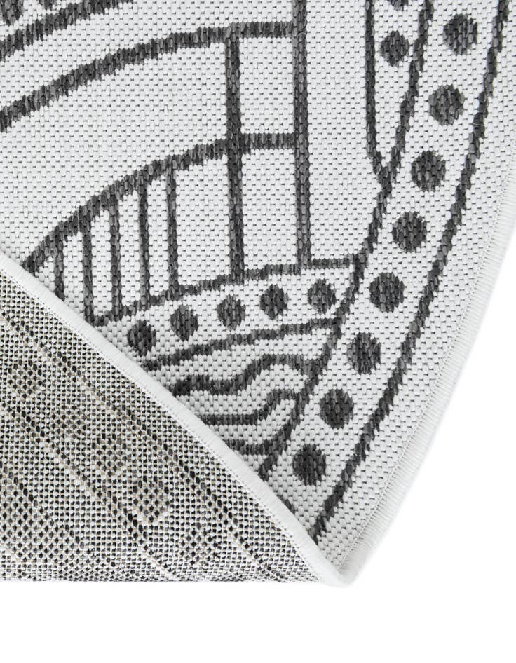 Detail image of 7' 10 x 7' 10 Easy-Clean Traditional Indoor / Outdoor Round Rug