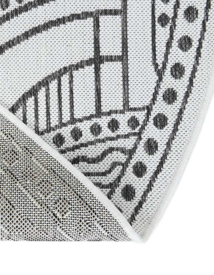 7' 10 x 7' 10 Easy-Clean Traditional Indoor / Outdoor Round Rug